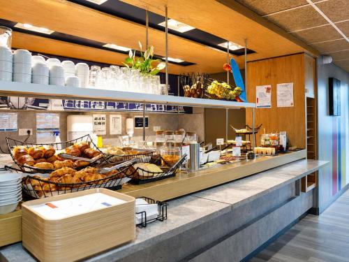 Food and beverages, ibis budget Caen Porte de Bretagne in Caen