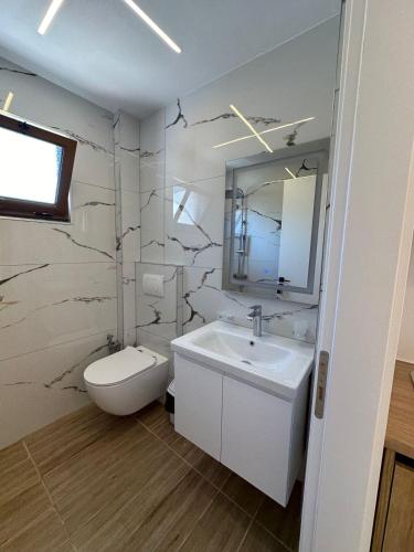 Aliaj Guesthouse - image 3