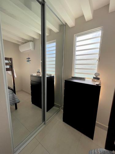 Modern 4BR Oasis - image 6