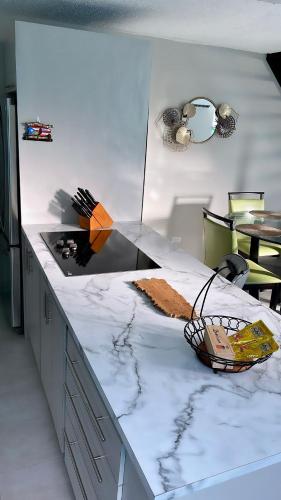 Modern 4BR Oasis - image 14
