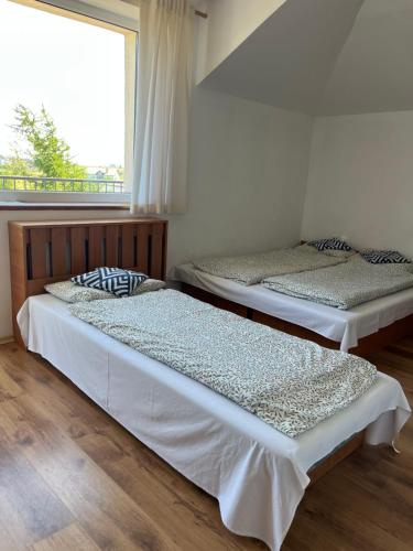 1 queen bed, 1 twin bed