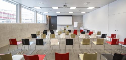 Newstar Hotel (Free Parking) - image 4