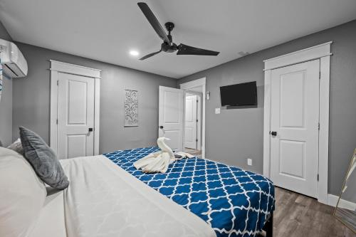 Charming 1BR Heights Apt with Pool and Free Park