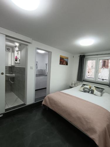 Studio apartman Moni - Šibenik (Studio apartman Moni - Sibenik) in Sibenik óvárosa