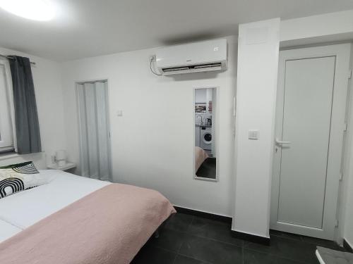 Studio apartman Moni - Šibenik (Studio apartman Moni - Sibenik) in Sibenik óvárosa