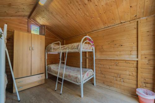 2 bunk beds