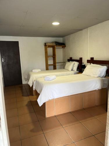 2 twin beds