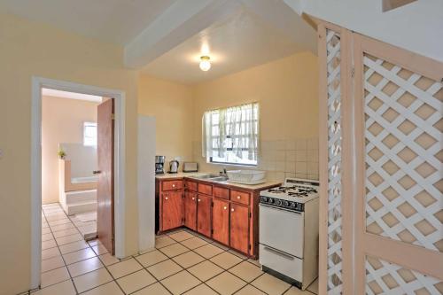 Breezy Charlestown Home, 2 Mi from Nevis Beaches in ชาร์ลสทาวน์