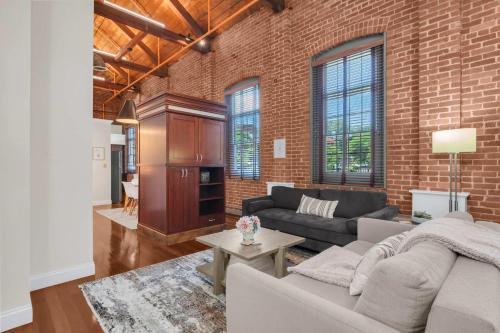 Jennifer's Historic Riverfront Loft Private Patio