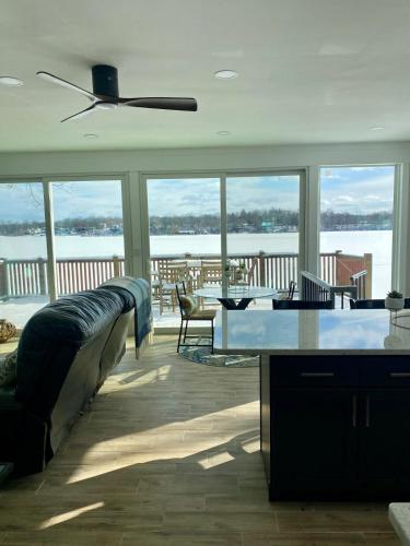 Rise And Shine Island Lake Cabin three full baths, and three bedrooms in Brighton