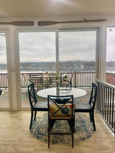 Rise And Shine Island Lake Cabin three full baths, and three bedrooms in Brighton