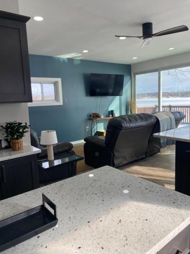 Rise And Shine Island Lake Cabin three full baths, and three bedrooms in Brighton