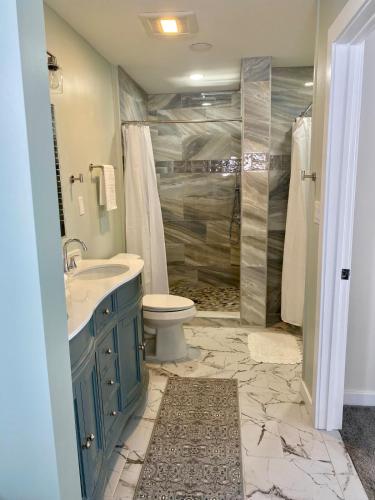 Rise And Shine Island Lake Cabin three full baths, and three bedrooms in Brighton