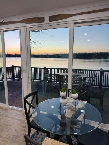 Rise And Shine Island Lake Cabin three full baths, and three bedrooms in Brighton
