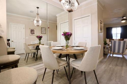 Stylish Sanctuary King Beds Upscale Condo - Gainesville, FL