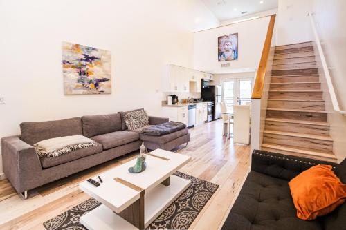 Stylish Koreatown 1BR Loft with Free Parking Near Metro