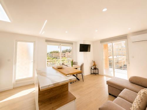 Blue Peak Apartment: Diseño Junto al Mar