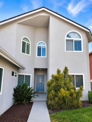 Cozy 2 Levels Home W/ Fireplace & Yard! in Tarzana
