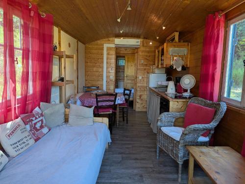 Gîte Lion-en-Sullias, 2 pièces, 4 personnes - FR-1-590-384 (Roulotte cosy avec tout confort au cœur du Val de Loire, ideale pour decouvrir les chateaux et la So) in Saint-Aignan-le-Jaillard