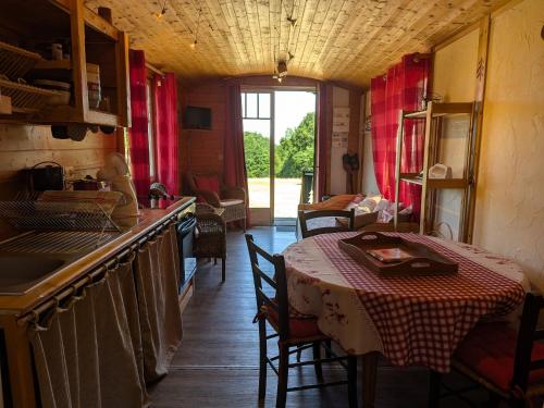 Gîte Lion-en-Sullias, 2 pièces, 4 personnes - FR-1-590-384 (Roulotte cosy avec tout confort au cœur du Val de Loire, ideale pour decouvrir les chateaux et la So) in Saint-Aignan-le-Jaillard