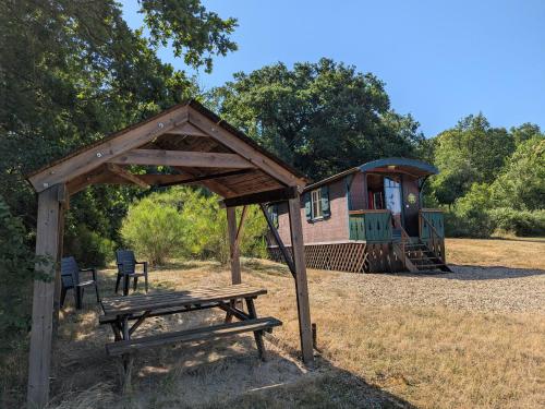 Gîte Lion-en-Sullias, 2 pièces, 4 personnes - FR-1-590-384 (Roulotte cosy avec tout confort au cœur du Val de Loire, ideale pour decouvrir les chateaux et la So) in Saint-Aignan-le-Jaillard