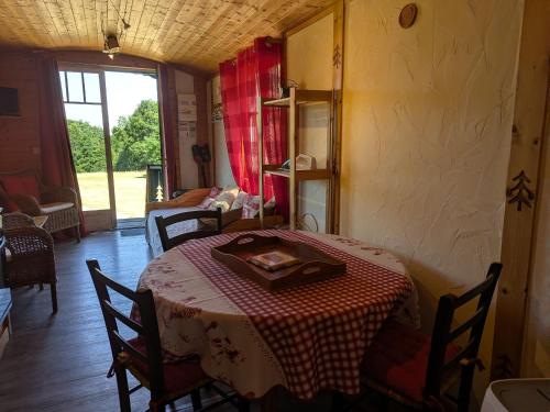 Gîte Lion-en-Sullias, 2 pièces, 4 personnes - FR-1-590-384 (Roulotte cosy avec tout confort au cœur du Val de Loire, ideale pour decouvrir les chateaux et la So) in Saint-Aignan-le-Jaillard