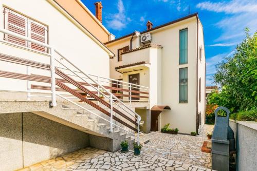 Apartments with parking space Pula - 27705 - image 2
