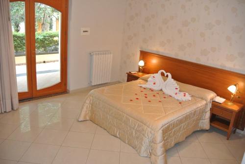1 king bed, 1 twin bed, 1 sofa bed