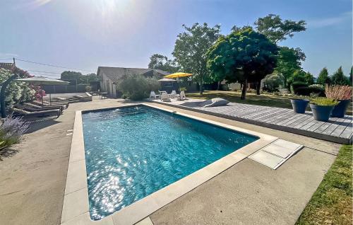 Peldbaseins, Gorgeous Home In Staubin De Cadelech in Saint-Aubin-de-Cadelech