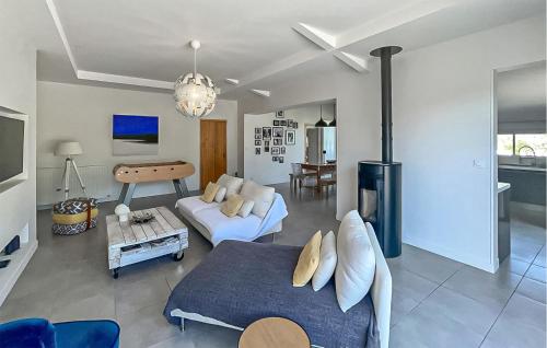 Gorgeous Home In Staubin De Cadelech in Saint-Aubin-de-Cadelech
