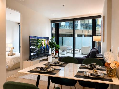 Melbourne Square 2Bed 2Bath with Pool, Gym, Sauna and parking, Melbourne