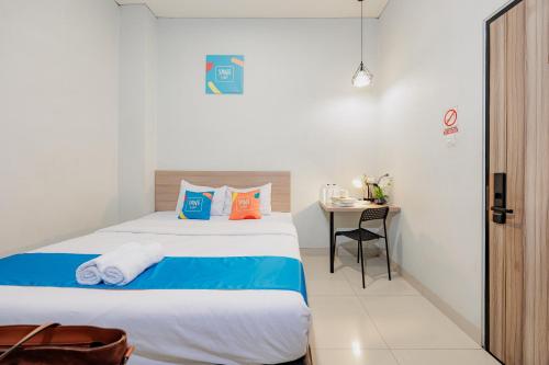 RedDoorz @ Malabar Street Room Type - Deluxe Double Room