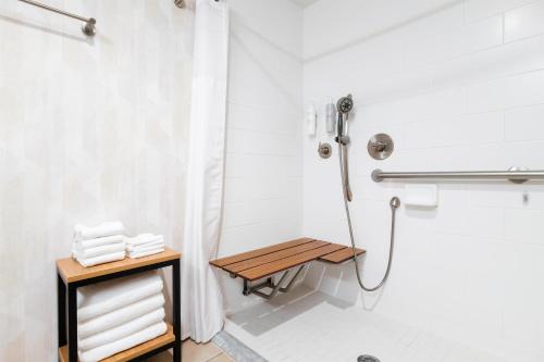 Hampton Inn Harbourgate - image 2