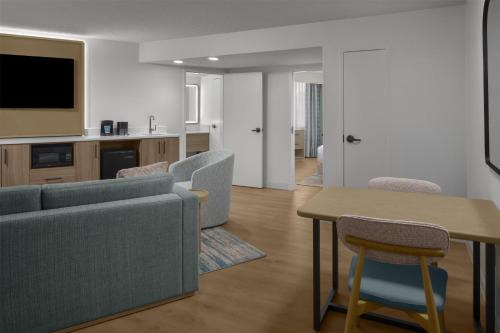 2 queen beds, 1 sofa bed