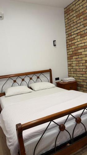Sarai-Batu Guest House - Tap to explore photos