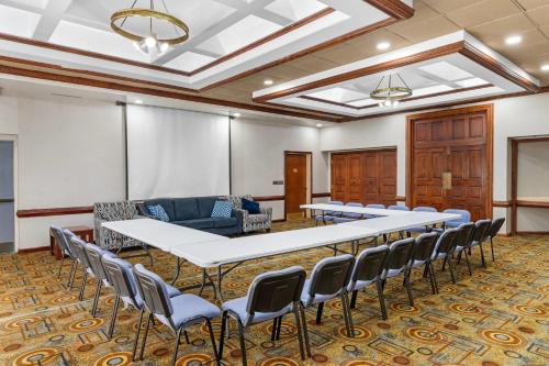 Quality Inn & Suites Kansas City - Independence I-70 East - image 2