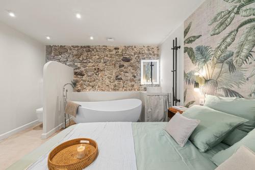 Romantic suite- Beach within walking distance- Old Antibes