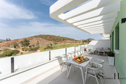 Golf View Penthouse with Pool & Gym Access