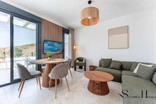 Golf View Penthouse with Pool & Gym Access