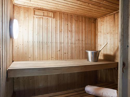 Sauna, Ivy - Ukc9525 in Shirwell