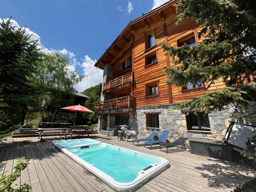 Prestigious Chalet for 18 Guests, Pool & Jacuzzi, close to slopes and resort center