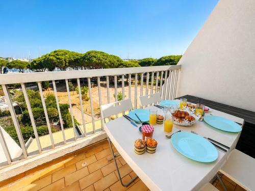 Studio cabine terrasse et parking vue port
