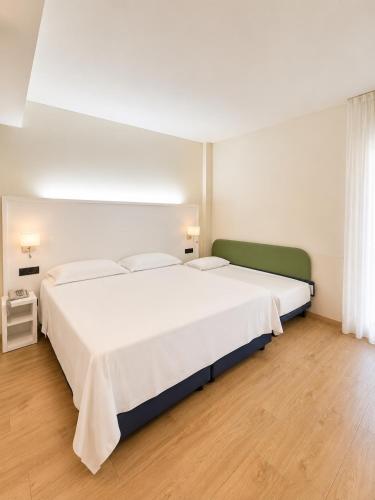 4 twin beds
