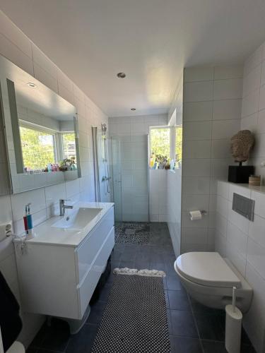 Fürdőszoba, Moderne enebolig, sentralt in Ullern