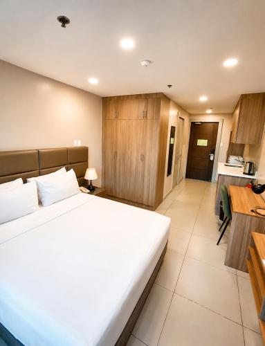 Milton Hotel Makati Room Type - Deluxe Queen Room