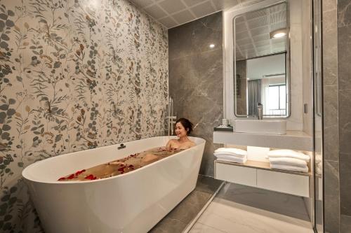 Hot tub, Deluxe Double City View - Anstay Marina Hotel in Hạ Long