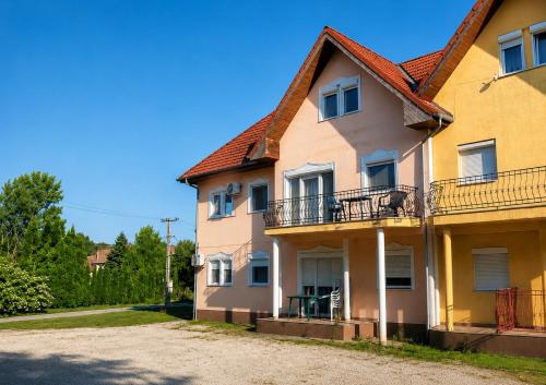 Hotelli välisilme, Katica Apartman in Kehidakustány