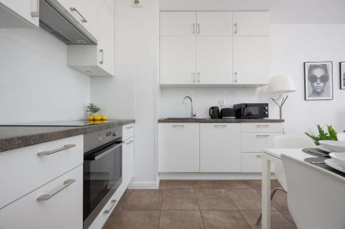 Comfortable Apartment with Balcony in Warsaw Near Chopin Airport by Noclegi Renters - image 4