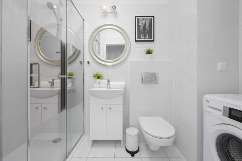 Comfortable Apartment with Balcony in Warsaw Near Chopin Airport by Noclegi Renters - image 5