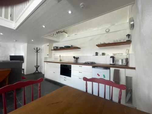 Beautiful Lakeside Cottage in Donegal Gaeltacht in Annagry